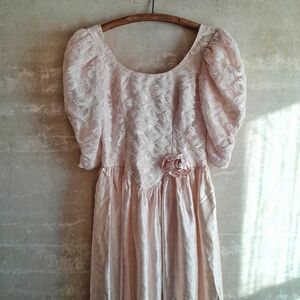 312a. vintage peach pink lace 80s satin formal midi dress, 5/6